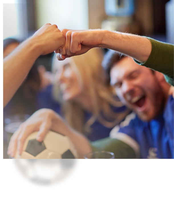 Un aficionado masculino celebrando la victoria